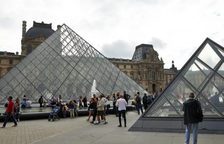 Luwr Fot. PAP/Adam Warżawa