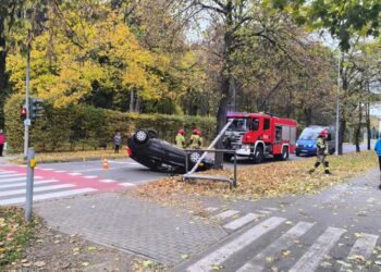 Dachowanie auta na ul. Nowej 14 Dachowanie auta na ul. Nowej Radio Zachód - Lubuskie