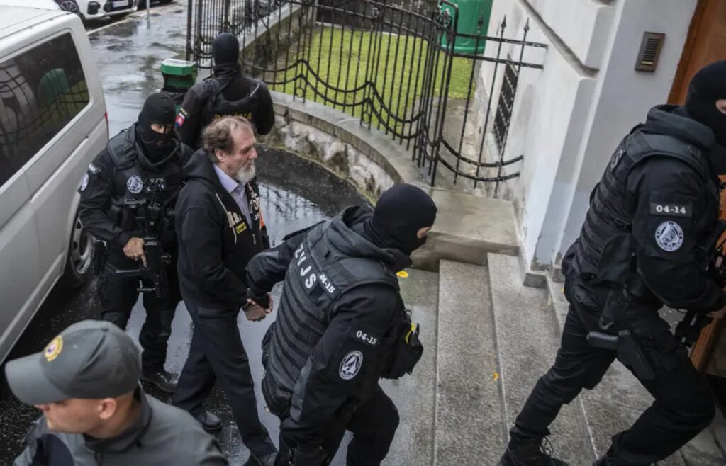 Juraj Cintula w drodze na proces. Fot. EPA/JAKUB GAVLAK