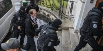 Juraj Cintula w drodze na proces. Fot. EPA/JAKUB GAVLAK