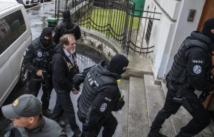 Juraj Cintula w drodze na proces. Fot. EPA/JAKUB GAVLAK