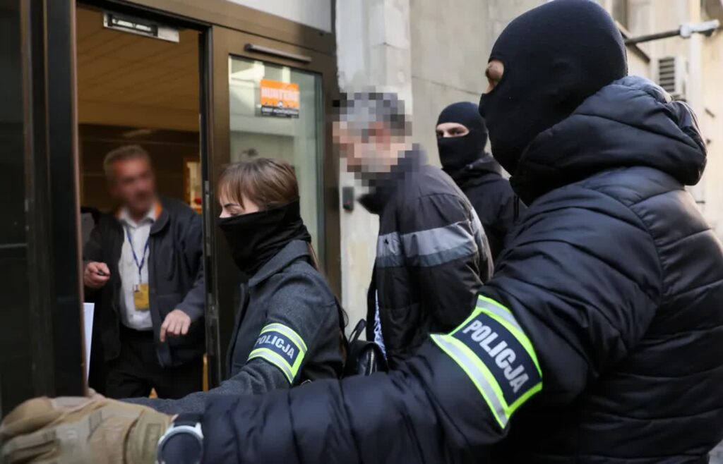 Mężczyzna podejrzany o próbę podpalenia budynku przy ul. Wiejskiej. Fot. PAP/Leszek Szymański