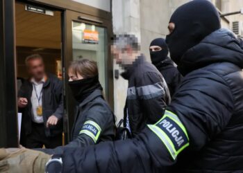 Mężczyzna podejrzany o próbę podpalenia budynku przy ul. Wiejskiej. Fot. PAP/Leszek Szymański