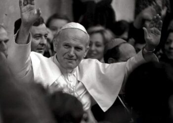 „Polak, który zmienił świat”. Prezydent w rocznicę wyboru Karola Wojtyły na papieża 13 Karol Wojtyła po wyborze na papieża Fot. PAP/EPA/MASSIMO CAPODANNO