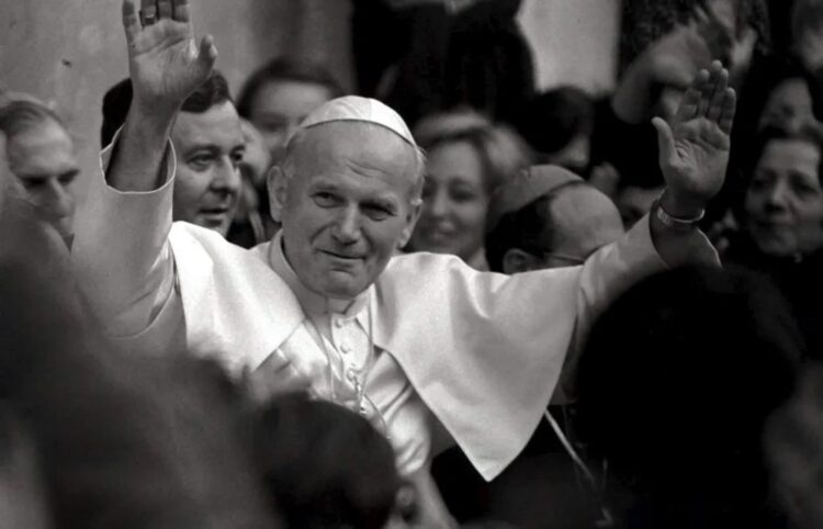 Karol Wojtyła po wyborze na papieża Fot. PAP/EPA/MASSIMO CAPODANNO