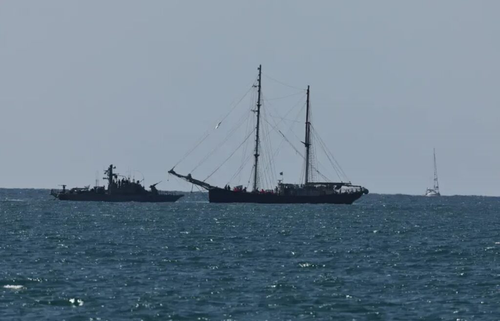 Okręt Flotylli Sumud. Fot. PAP/EPA/ATEF SAFADI