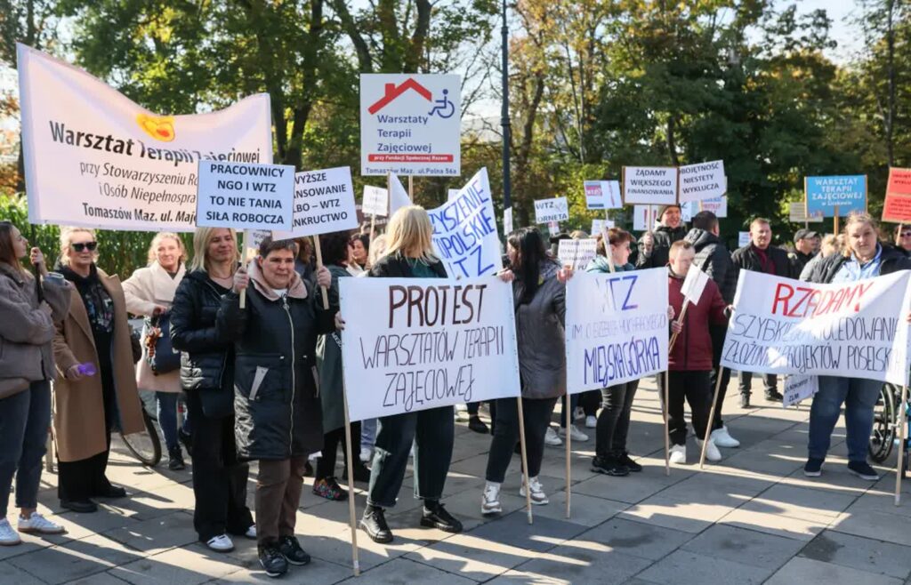 Pikieta pracowników prowadzących warsztaty terapii zajęciowej. Fot. PAP/Leszek Szymański