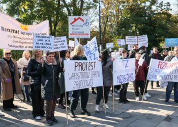 Pikieta pracowników prowadzących warsztaty terapii zajęciowej. Fot. PAP/Leszek Szymański