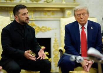 Wołodymyr Zełenski (L) i Donald Trump (P). Fot. EPA/AARON SCHWARTZ / POOL