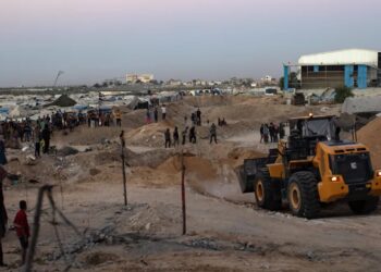 Poszukiwanie ciał zakładników w dzielnicy Hamad w Chan Junis, na południu Strefy Gazy. Fot. PAP/EPA/HAITHAM IMAD