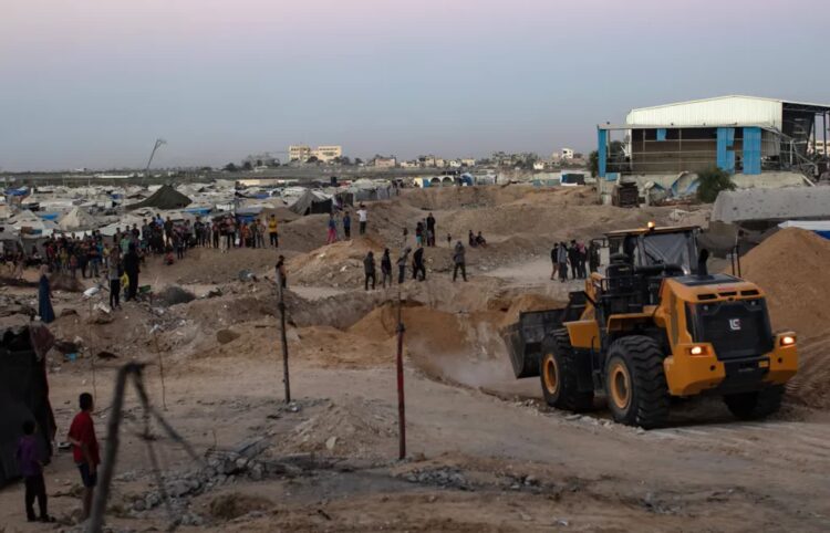 Media: Hamas zainscenizował poszukiwania ciała, które przekazał jako szczątki zakładnika 9 Poszukiwanie ciał zakładników w dzielnicy Hamad w Chan Junis, na południu Strefy Gazy. Fot. PAP/EPA/HAITHAM IMAD