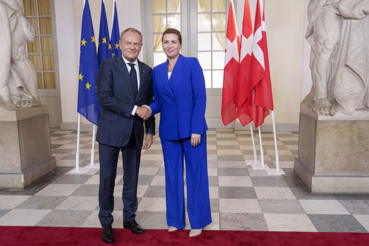 Premier Donald Tusk w Kopenhadze. Obok niego duńska premier Mette Frederiksen (PAP/EPA/LISELOTTE SABROE)