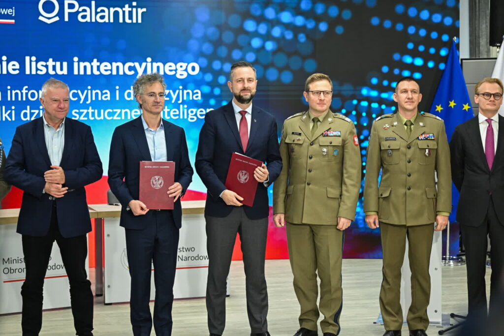 Podpisanie listu intencyjnego między MON a Palantir Technologies Inc. w Wojskowym Centrum Edukacji Obywatelskiej w Warszawie (PAP/Radek Pietruszka)