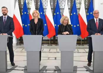 Sekretarz stanu w Kancelarii Prezesa Rady Ministrów Katarzyna Kotula, posłanka PSL Urszula Pasławska, wicepremier, minister obrony narodowej Władysław Kosiniak-Kamysz i wicemarszałek Włodzimierz Czarzasty. Fot. PAP/Radek Pietruszka
