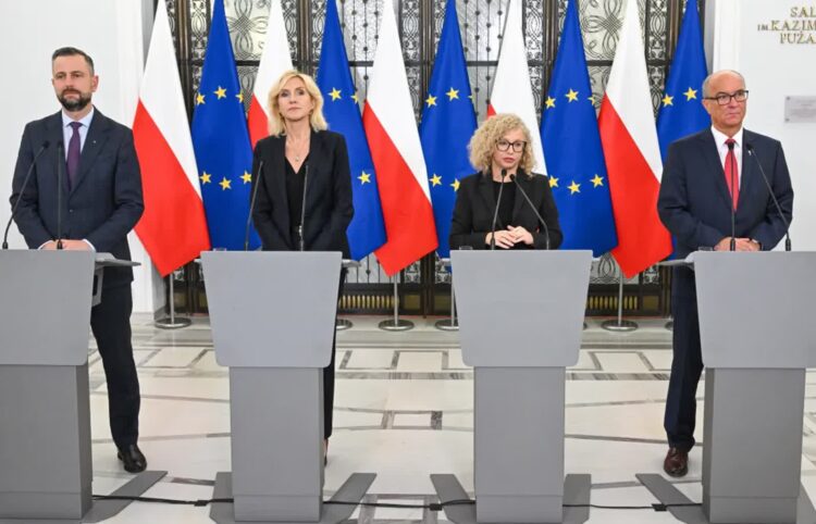 Sekretarz stanu w Kancelarii Prezesa Rady Ministrów Katarzyna Kotula, posłanka PSL Urszula Pasławska, wicepremier, minister obrony narodowej Władysław Kosiniak-Kamysz i wicemarszałek Włodzimierz Czarzasty. Fot. PAP/Radek Pietruszka