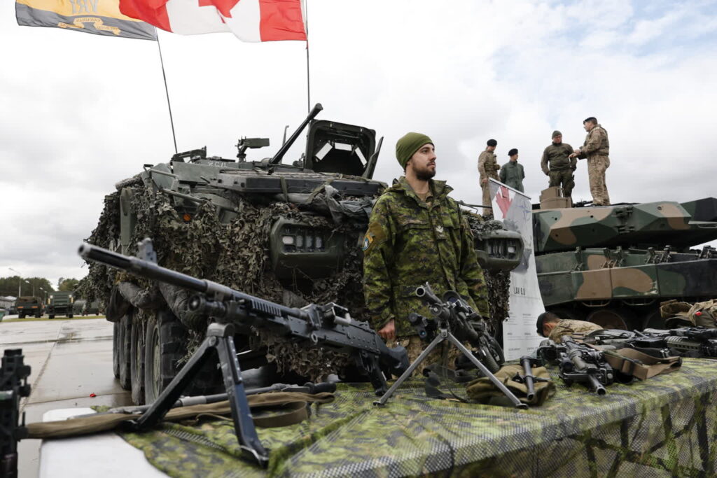 Wojska NATO na Łotwie (PAP/EPA/TOMS KALNINS)