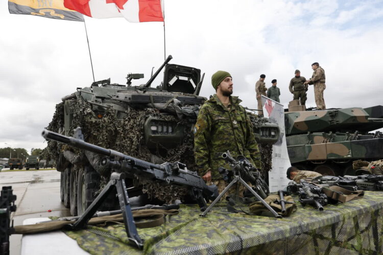 Wojska NATO na Łotwie (PAP/EPA/TOMS KALNINS)