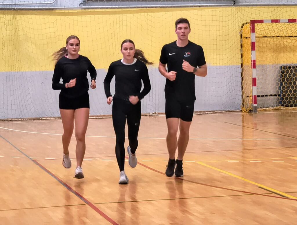 Trójskoczkini nową nadzieją ALKS AJP Wiktoria Knutowicz (pierwsza z lewej) trenuje już z grupą Tomasza Saski, wraz z m.in. sprinterką Amelią Łukaszewicz i płotkarzem Jędrzejem Radzewiczem