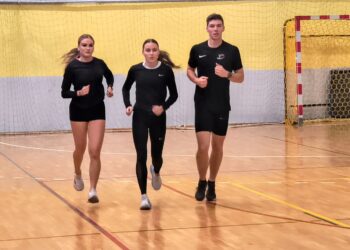 Trójskoczkini nową nadzieją ALKS AJP 12 Wiktoria Knutowicz (pierwsza z lewej) trenuje już z grupą Tomasza Saski, wraz z m.in. sprinterką Amelią Łukaszewicz i płotkarzem Jędrzejem Radzewiczem