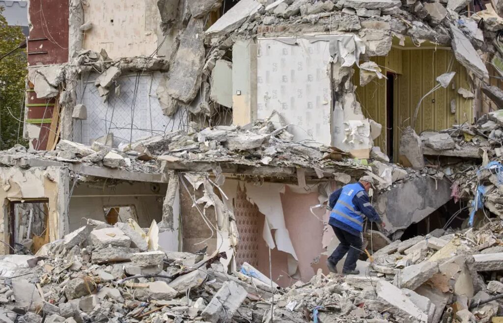 Macron: rosyjskie ataki są w rzeczywistości wymierzone w ludność cywilną, ponieważ dochodzi do nich tuż przed początkiem sezonu grzewczego. Fot. PAP/EPA/ SERGEY KOZLOV