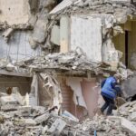 Macron: rosyjskie ataki są w rzeczywistości wymierzone w ludność cywilną, ponieważ dochodzi do nich tuż przed początkiem sezonu grzewczego. Fot. PAP/EPA/ SERGEY KOZLOV