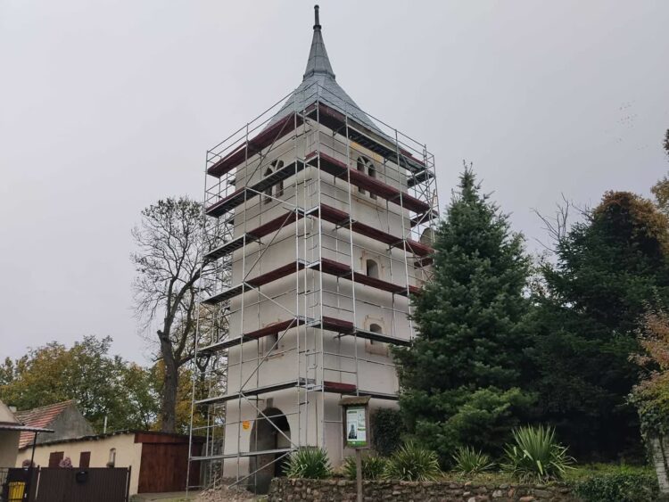 Coraz bliżej końca remontu wieży bramnej z dzwonnicą w Dębince 9 fot. K.Gonera