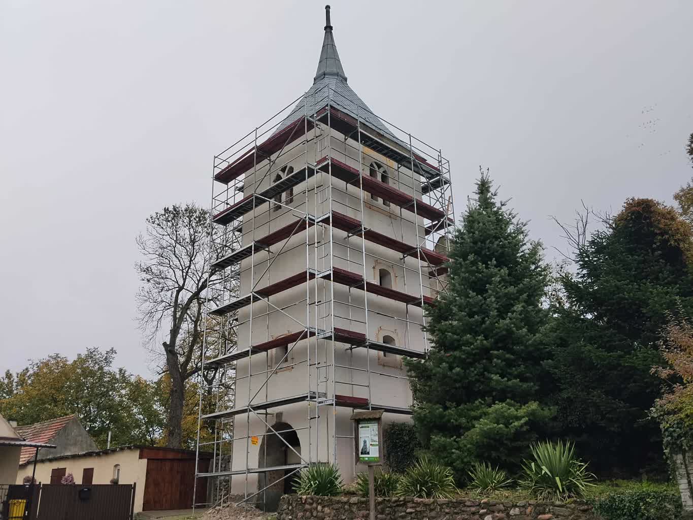 Coraz bliżej końca remontu wieży bramnej z dzwonnicą w Dębince