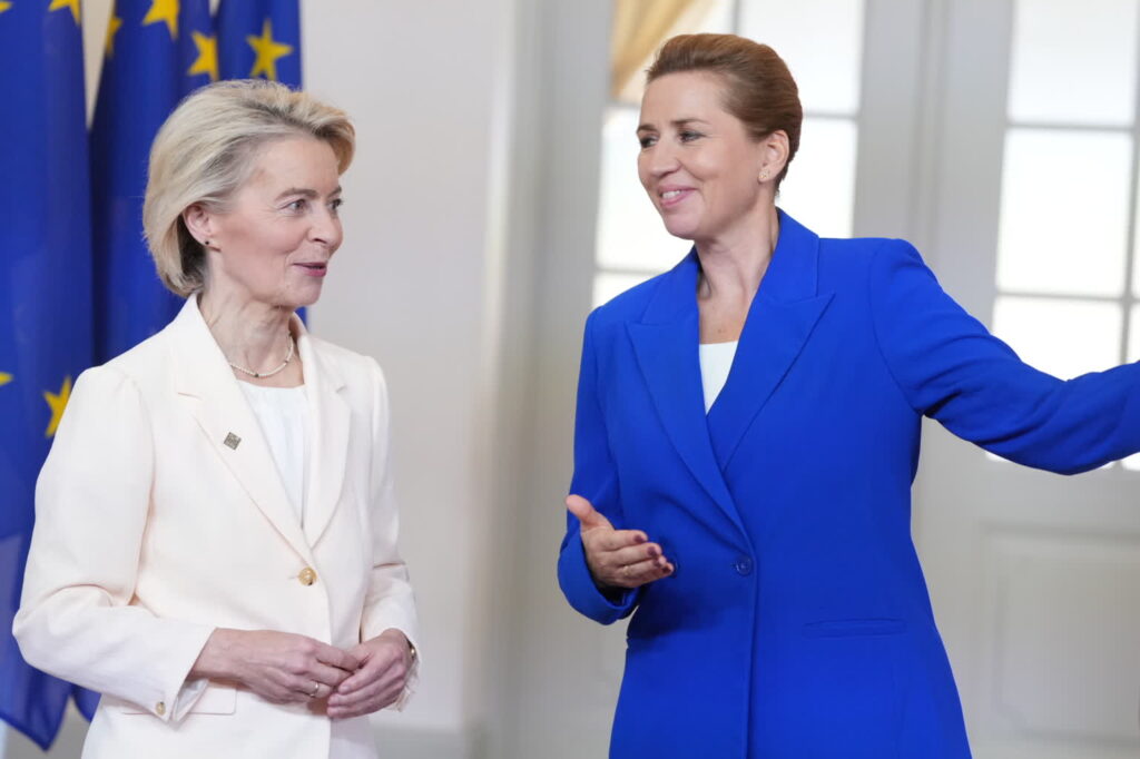 Unijny szczyt w Kopenhadze. Szefowa KE Ursula von der Leyen i duńska premier Mette Frederiksen (PAP/EPA/LISELOTTE SABROE)