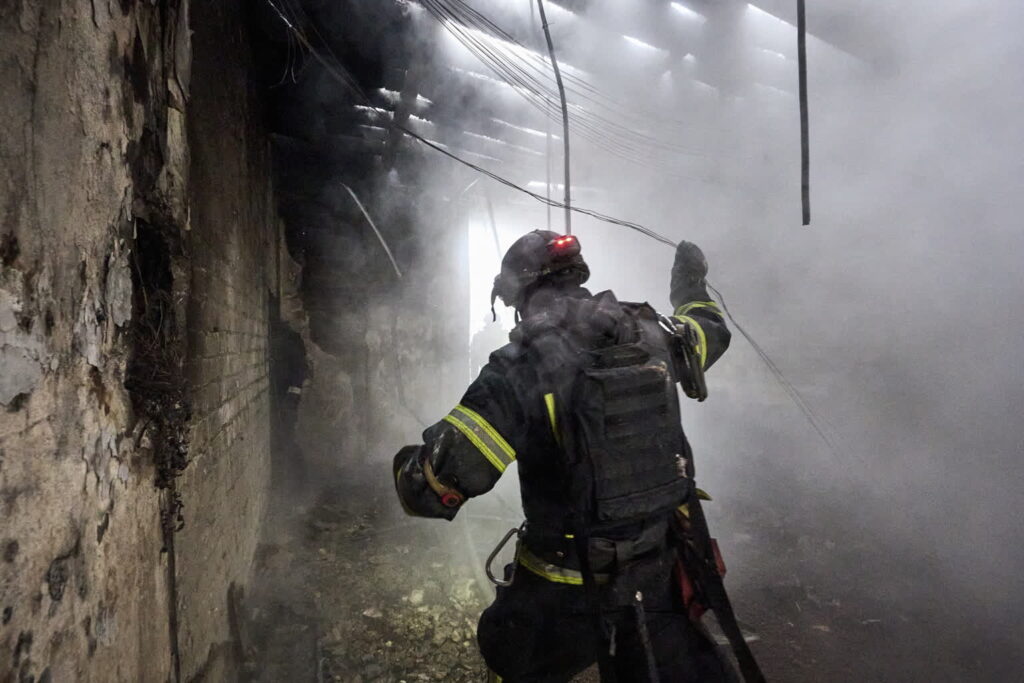Rosyjski atak na przedszkole w Charkowie. Fot. PAP/EPA/SERGEY KOZLOV
