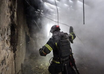 Rosyjski atak na przedszkole w Charkowie. Fot. PAP/EPA/SERGEY KOZLOV