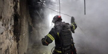 Rosyjski atak na przedszkole w Charkowie. Fot. PAP/EPA/SERGEY KOZLOV