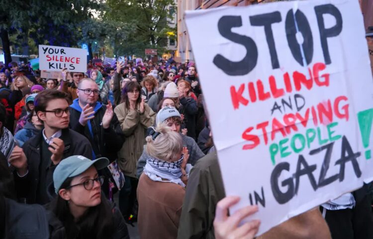 Manifestacja propalestyńska przed siedzibą MSZ w Warszawie Fot. PAP/Paweł Supernak