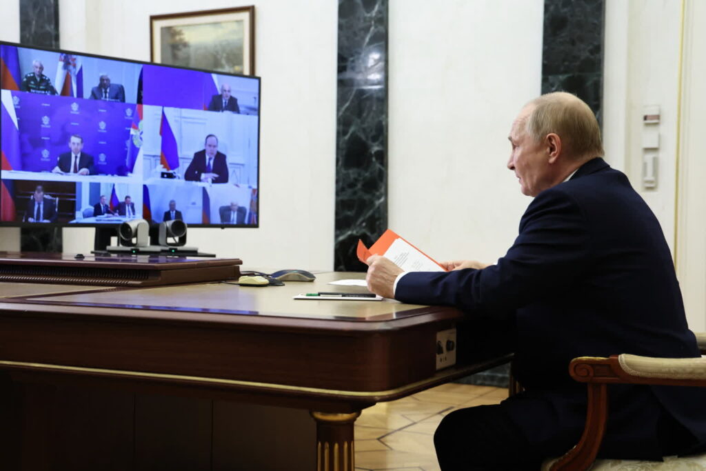 Władimir Putin podczas wideokonferencji z podwładnymi (PAP/EPA/ALEXANDER KAZAKOV / SPUTNIK / KREMLIN POOL)