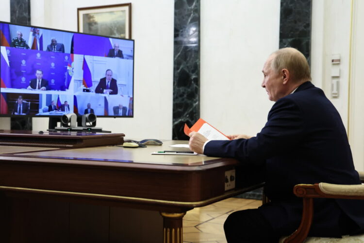 Władimir Putin podczas wideokonferencji z podwładnymi (PAP/EPA/ALEXANDER KAZAKOV / SPUTNIK / KREMLIN POOL)