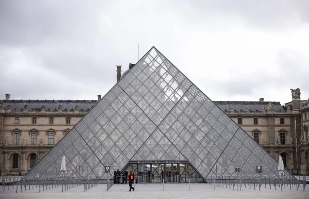 Luwr. Fot. PAP/EPA/YOAN VALAT