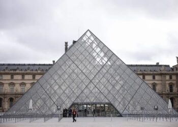 Luwr. Fot. PAP/EPA/YOAN VALAT