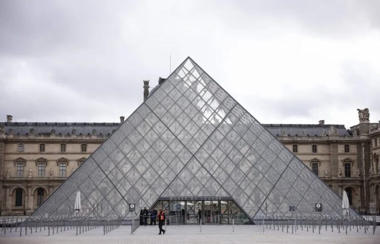 Klejnoty skradzione z Luwru nie były ubezpieczone 9 Luwr. Fot. PAP/EPA/YOAN VALAT