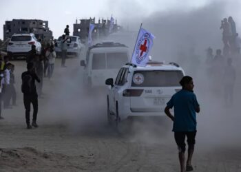 Transport izraelskich zakładników w Strefie Gazy, fot. PAP/EPA/HAITHAM IMAD