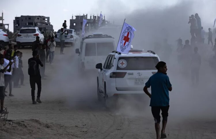 Wymiana zakładników w Strefie Gazy. Zidentyfikowano jedno z ciał zwróconych przez Hamas 9 Transport izraelskich zakładników w Strefie Gazy, fot. PAP/EPA/HAITHAM IMAD