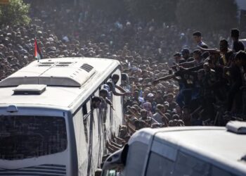 Uwolnieni Palestyńczycy powracający do Strefy Gazy, fot. PAP/EPA/HAITHAM IMAD