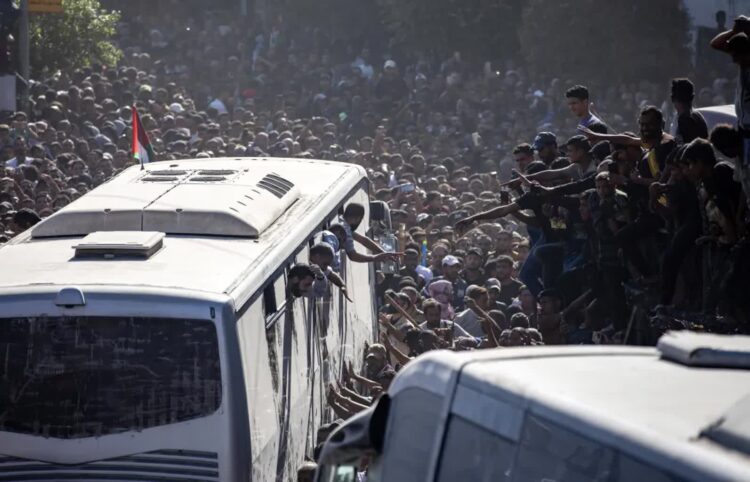 Uwolnieni Palestyńczycy powracający do Strefy Gazy, fot. PAP/EPA/HAITHAM IMAD