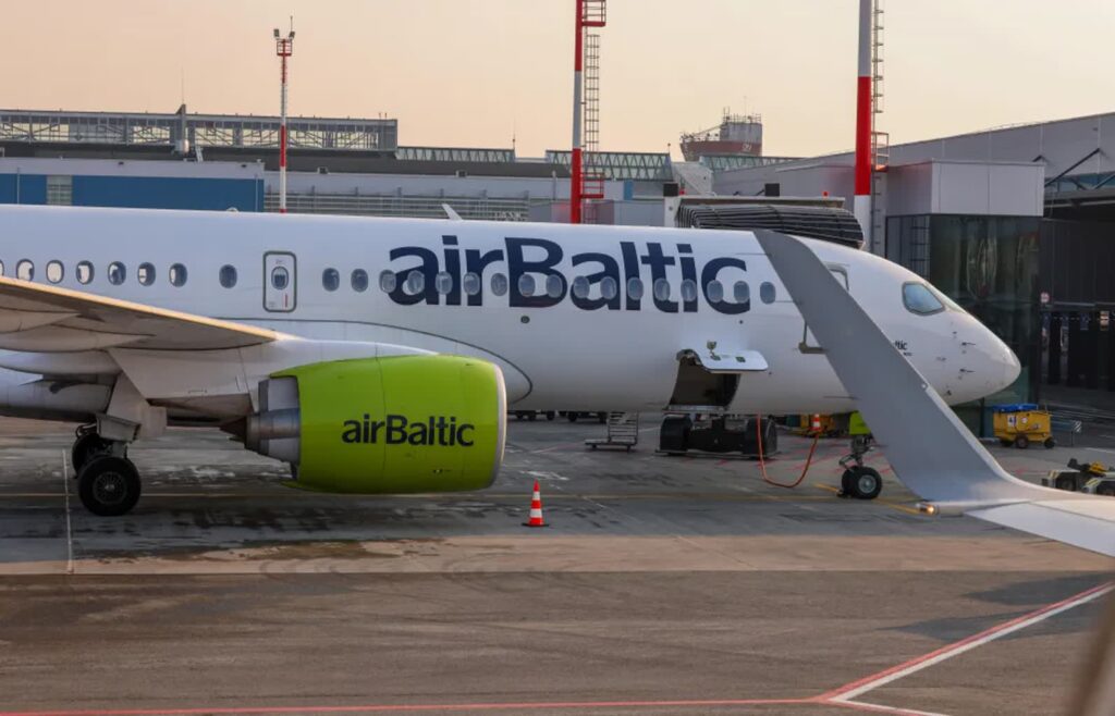 Lotnisko w Wilnie znów działa. Wcześniej zostało zamknięte z powodu balonów znad Białorusi 2 Samolot airBaltic łotewskich linii lotniczych na lotnisku w Wilnie, fot. PAP/Albert Zawada