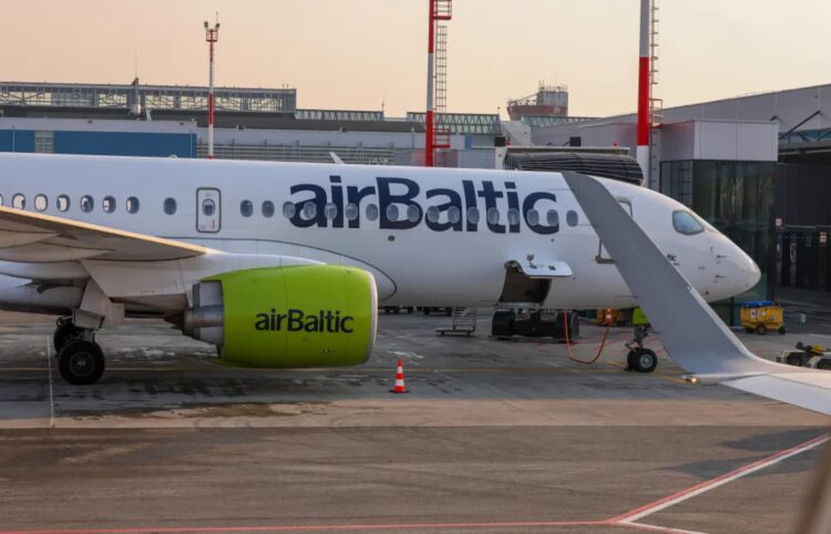 Lotnisko w Wilnie znów działa. Wcześniej zostało zamknięte z powodu balonów znad Białorusi 9 Samolot airBaltic łotewskich linii lotniczych na lotnisku w Wilnie, fot. PAP/Albert Zawada