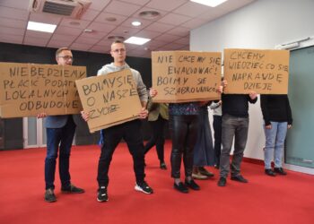 Gry decyzyjne w LUW. Pojawili się protestujący 19 Gry decyzyjne w LUW. Pojawili się protestujący Radio Zachód - Lubuskie