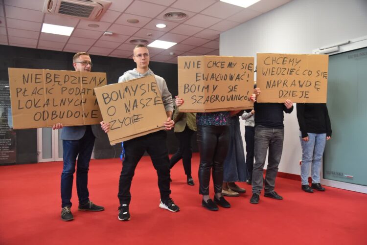 Gry decyzyjne w LUW. Pojawili się protestujący 9 Gry decyzyjne w LUW. Pojawili się protestujący Radio Zachód - Lubuskie