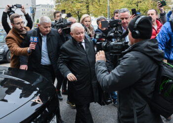 Prezes PiS stawił się w prokuraturze 18 Prezes PiS Jarosław Kaczyński przed siedzibą Prokuratury Okręgowej w Warszawie (PAP/Radek Pietruszka)