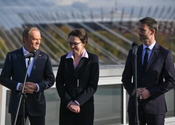 Premier: w Polsce powstanie Centrum Operacji Satelitarnych 12 Premier Donald Tusk, prezes POLSA Marta Wachowicz i astronauta ESA Sławosz Uznański-Wiśniewski Fot. PAP/Radek Pietruszka