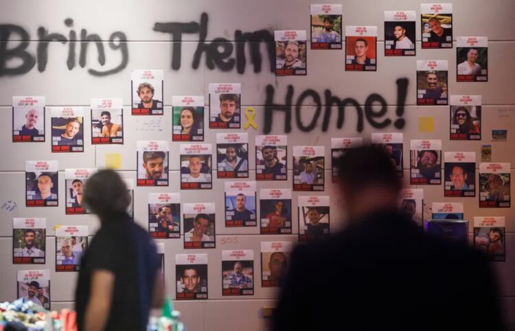 Zakładnicy Hamasu (zdjęcie ilustracyjne). Fot. EPA/CLEMENS BILAN