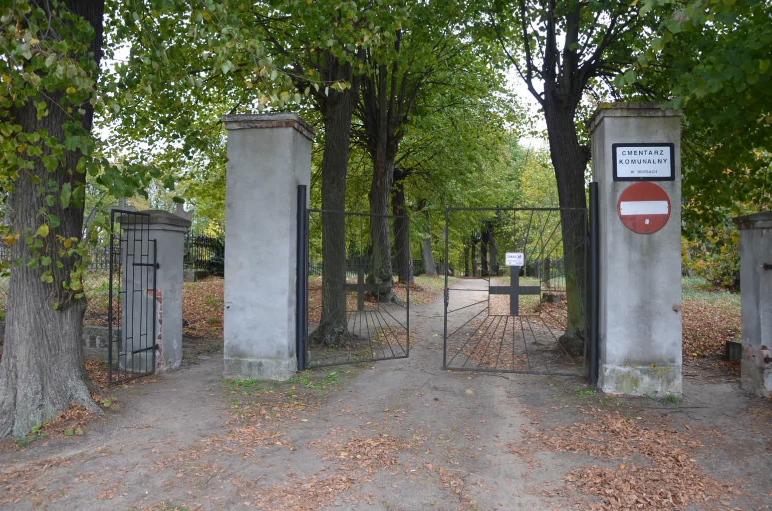Tylko jedno wejście na cmentarz w Brodach