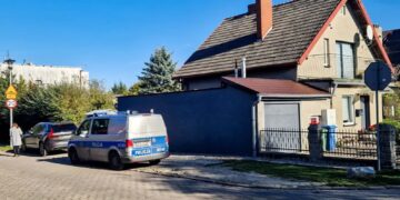 Miejsce zdarzenia w budynku przy ul. Bajkowej w Kołobrzegu Fot. PAP/Piotr Kowala